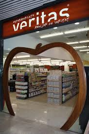 Supermercados Veritas se propone eliminar los plásticos añadidos en 2019