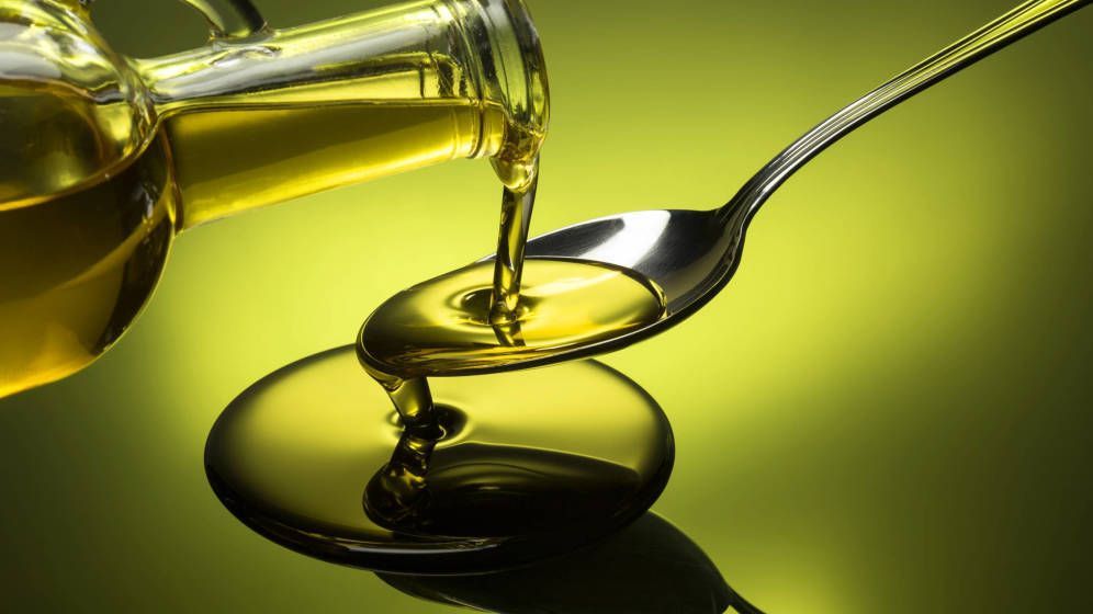 La caída de precios del aceite resucita el fantasma del fraude del ‘deodorato’
