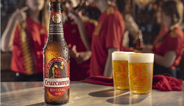 Cruzcampo salta al campo para animar a la afición a vivir el Mundial