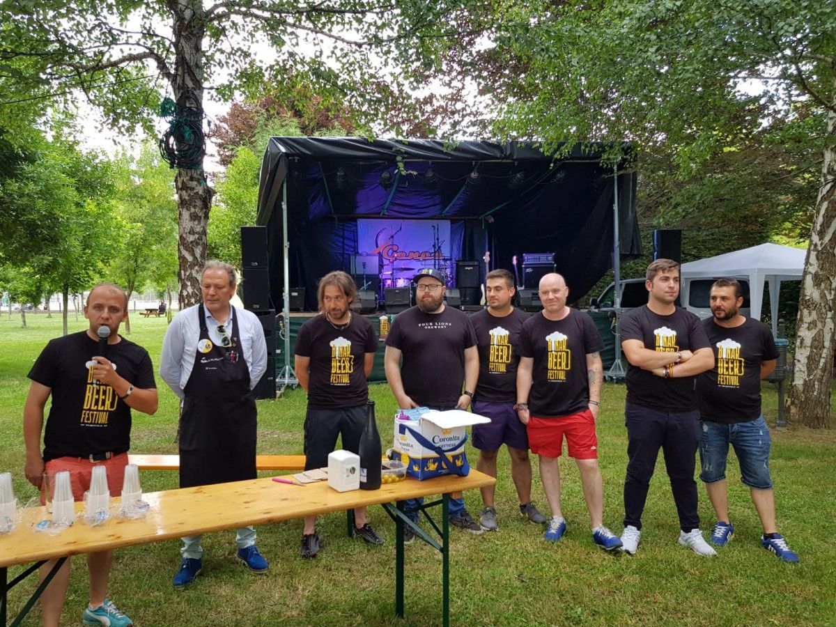 Más de 300 personas disfrutan en la primera jornada de «Boñar Beer Festival»