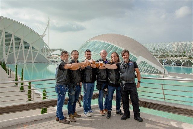 Moteros a lomos de Harleys invitan a cerveza sin alcohol para advertir del peligro de conducir ebrio