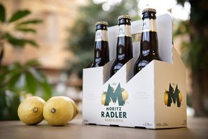 Moritz añade limón natural a su cerveza