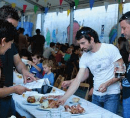 Servidas las primeras jarras de cerveza   en la Feria organizada por Irrintzi Elkartea
