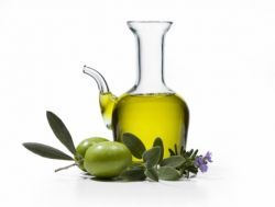El precio del aceite de oliva en origen se frena, a un tercio aún del de hace un año.
