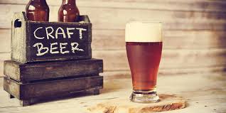 Ni son tan caras ni se fabrican en garajes: desmontamos los mitos sobre la cerveza artesana
