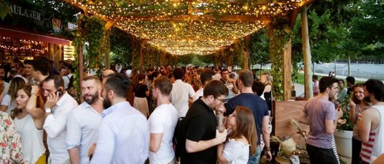 Paulaner celebra en agosto una nueva sesión de ‘tardeo’ en su primer Biergarten de Madrid