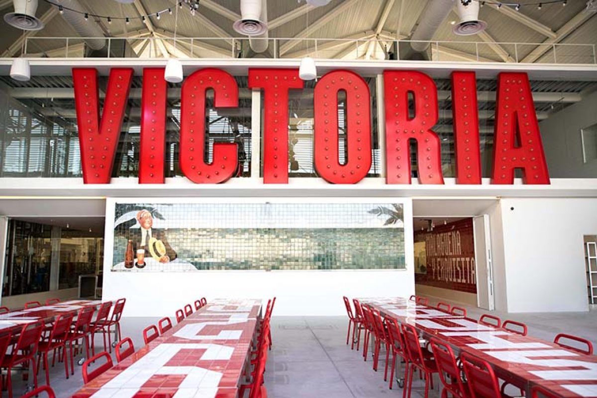 Nueva Sala de degustación de la Fábrica de Cerveza Victoria. Un proyecto fresco y contemporáneo de Olga Subirós Studio