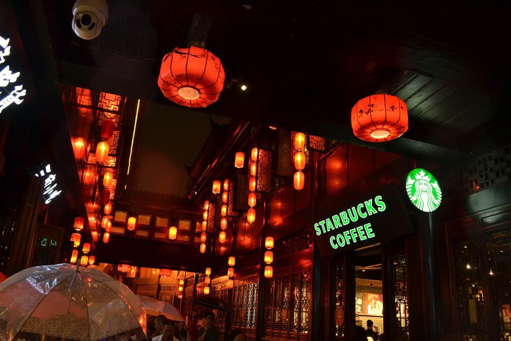 Alibaba y Starbucks se unen para revolucionar el reparto de café en China