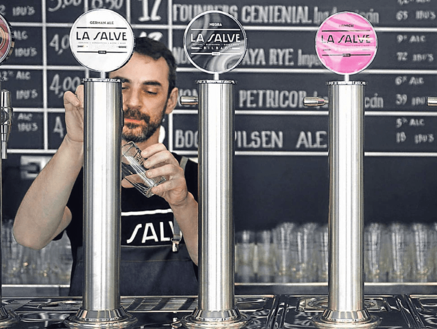 Una  cerveza y mucha calma.