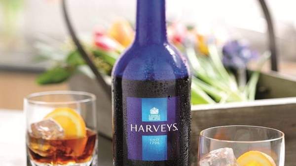 El vino de Jerez de Harveys, única marca española en la lista de la compra de la reina de Inglaterra