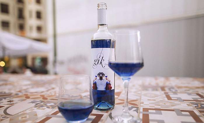 El vino azul, un invento nacional que emigra a EEUU