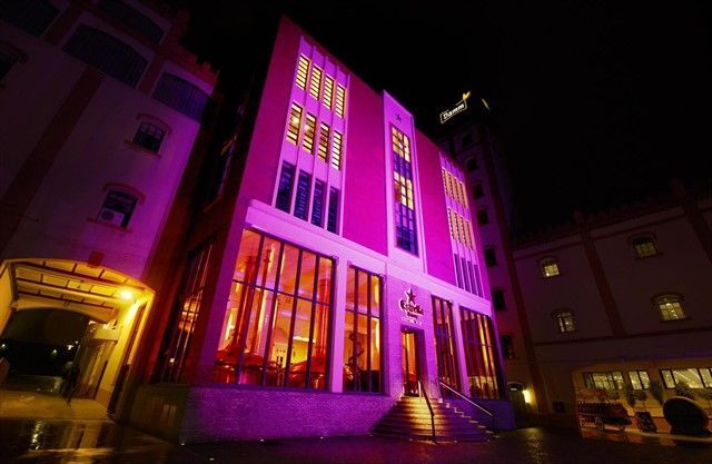 Edificios emblemáticos iluminan de rosa sus fachadas para concienciar sobre el cáncer de mama.