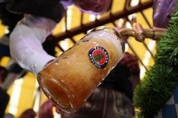 El mercado ‘Lonja del Barranco’ acoge la IV edición del Oktoberfest con una edición limitada de Paulaner