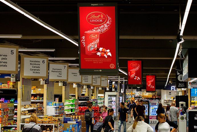 La cadena de supermercados e hipermercados Carrefour se llenan de pantallas.
