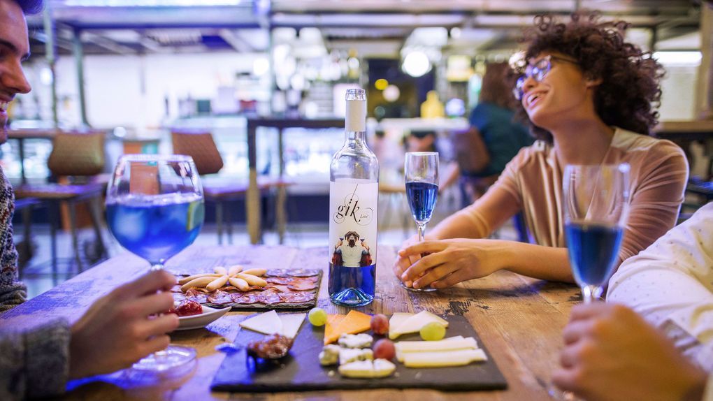 El vino azul español ya factura 1,5 millones gracias al tirón en Francia y EEUU