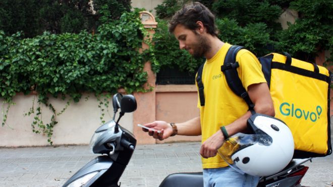 Glovo reta a Seur y Correos con paquetería de empresas