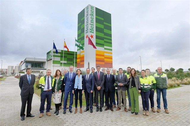 Maroto visita las instalaciones de la fábrica de Heineken en Sevilla, un referente de «modernidad y tecnología»