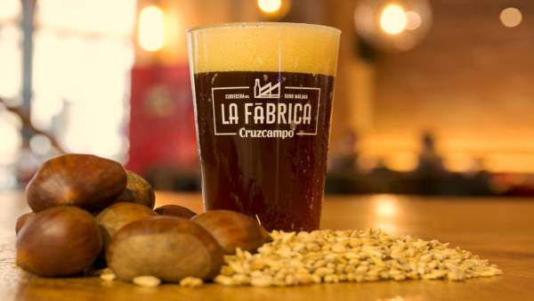 Los maestros cerveceros de Cruzcampo crean una cerveza ahumada con castañas