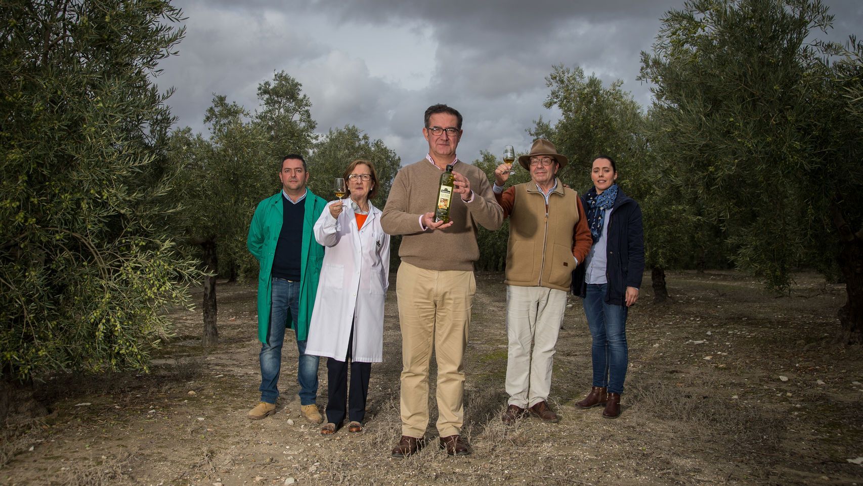 El gran secreto de Oleoestepa, el mejor aceite de España: sus 23 catadores y 5.500 olivareros