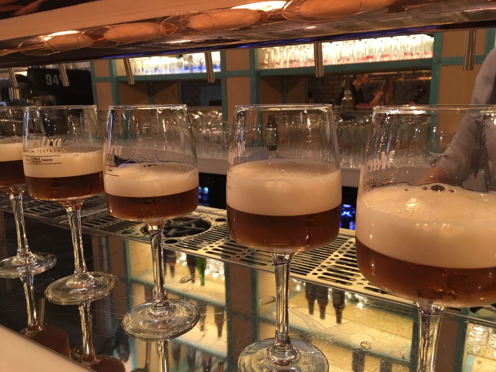 Así se hace tu cerveza en la fábrica de las nueve millones de cañas