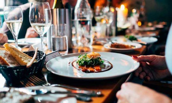 Los bares y restaurantes de Madrid valoran como “un respiro” poder servir cenas al tener una hora más