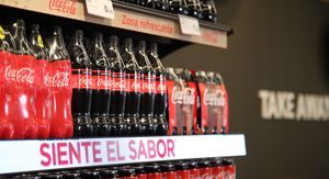 Coca-Cola incorpora tiras led digitales en los lineales españoles