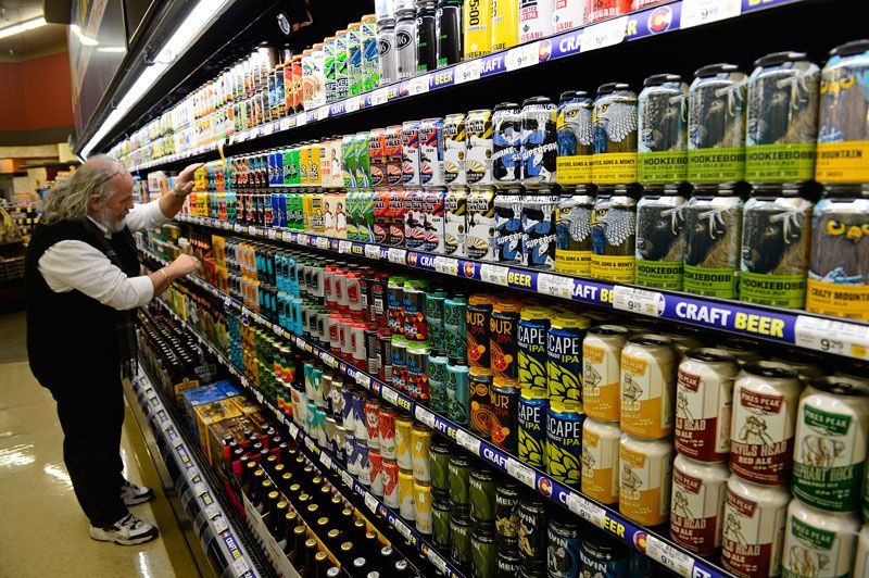 A favor de beber la cerveza en lata
