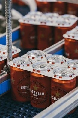 Estrella Damm empieza las pruebas para eliminar las anillas de plástico