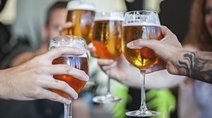 Casi la mitad de la cerveza que se comercializa en España lo hace en envases reutilizables