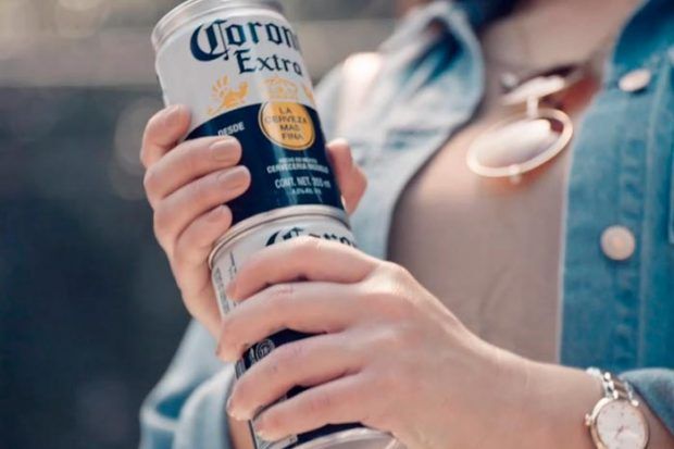 Latas de cerveza apilables con rosca, el sencillo invento para acabar con las terribles anillas de plástico
