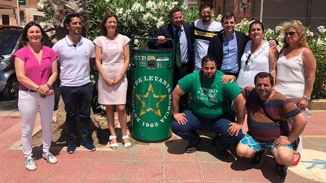 Estrella de Levante instala más de 40 compactadores latas como acción de reciclaje por las playas de la Región