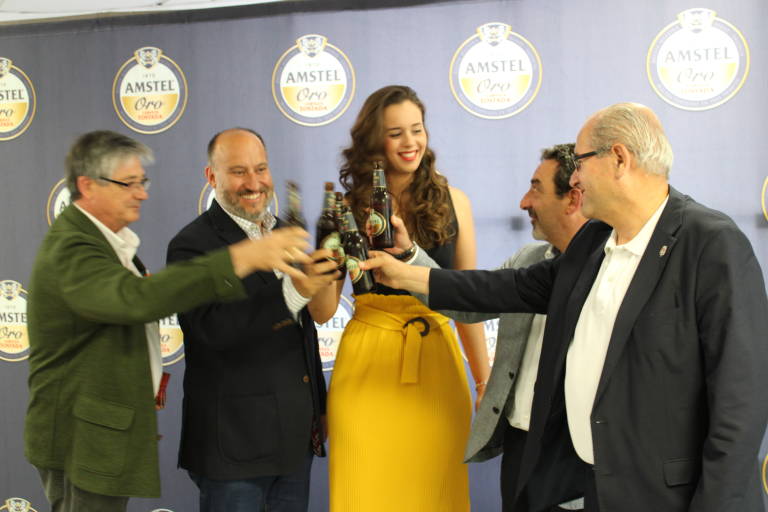 Amstel, el hada madrina de Les Fogueres, ayudará al sueño de mejorar la hoguera o barraca ganadora