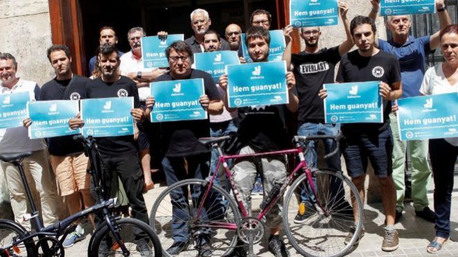 Un juzgado reconoce la relación laboral de 97 ‘riders’ con Deliveroo