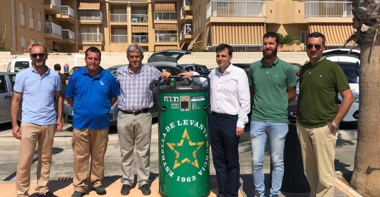 Estrella de Levante instala más de 40 compactadores de latas como acción de reciclaje por las playas de la Región