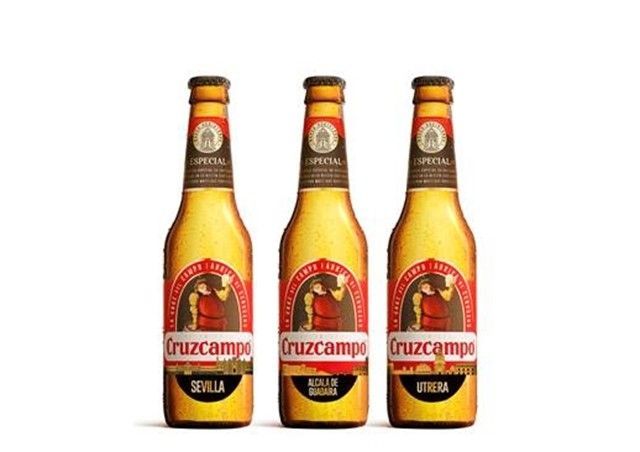 Las botellas de Cruzcampo Especial homenajean en sus etiquetas este verano a capitales y municipios andaluces