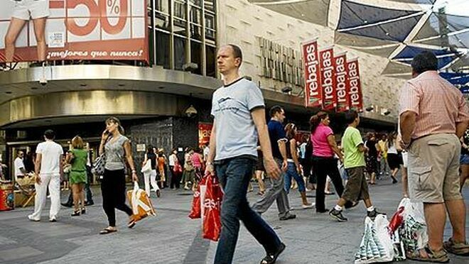 Las visitas a los centros comerciales sufren el verano y siguen en negativo