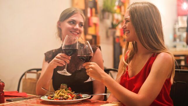 Mujer, de entre 36 y 45 años y amante del vino, perfil del enoturista