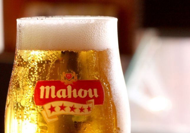 Prohíben la comercialización de la cerveza española Mahou en Argentina