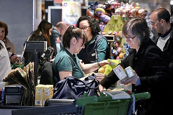 Los súper disparan las ventas hasta un 40% en Madrid por el miedo al virus