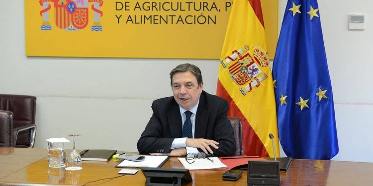 Planas pide a los supermercados que apuesten por productos españoles, de temporada y proximidad