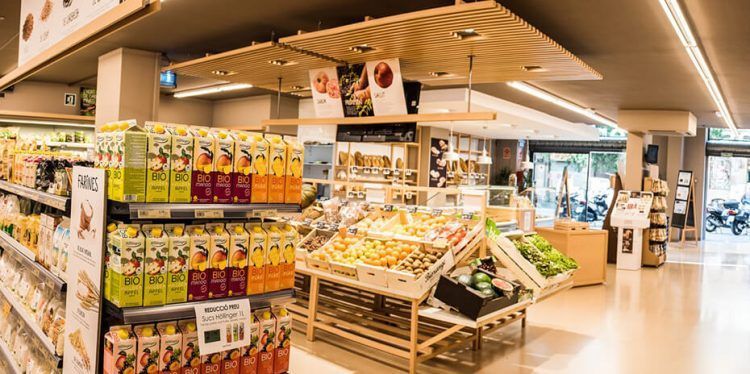 Veritas refuerza sus envíos de compra a domicilio a través de una alianza con Glovo