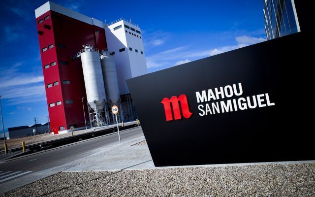 La fábrica de cerveza de Mahou San Miguel en Alovera produce material para uso hospitalario