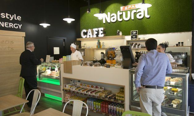 Del bar al súper: cae el consumo de café y cerveza, pero también la rentabilidad