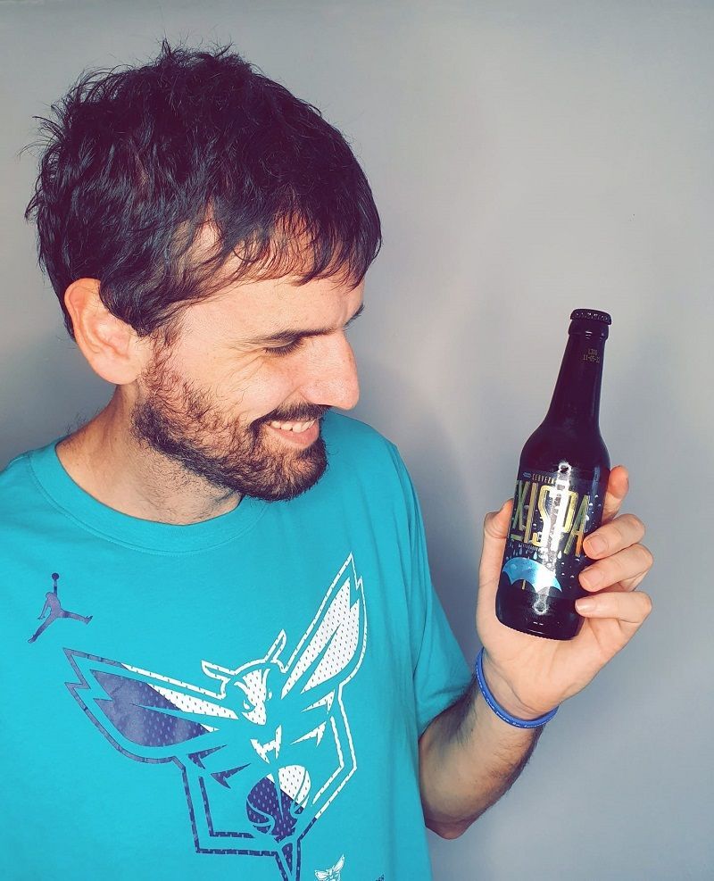 Asier de la Iglesia lanza su Cerveza Txispa, 100% artesanal y solidaria