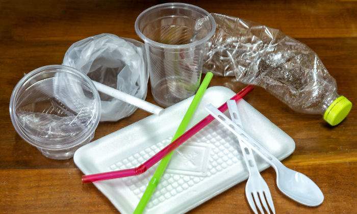 El plástico, en el punto de mira del Gobierno: ni cubertería desechable ni envases gratis en la comida para llevar