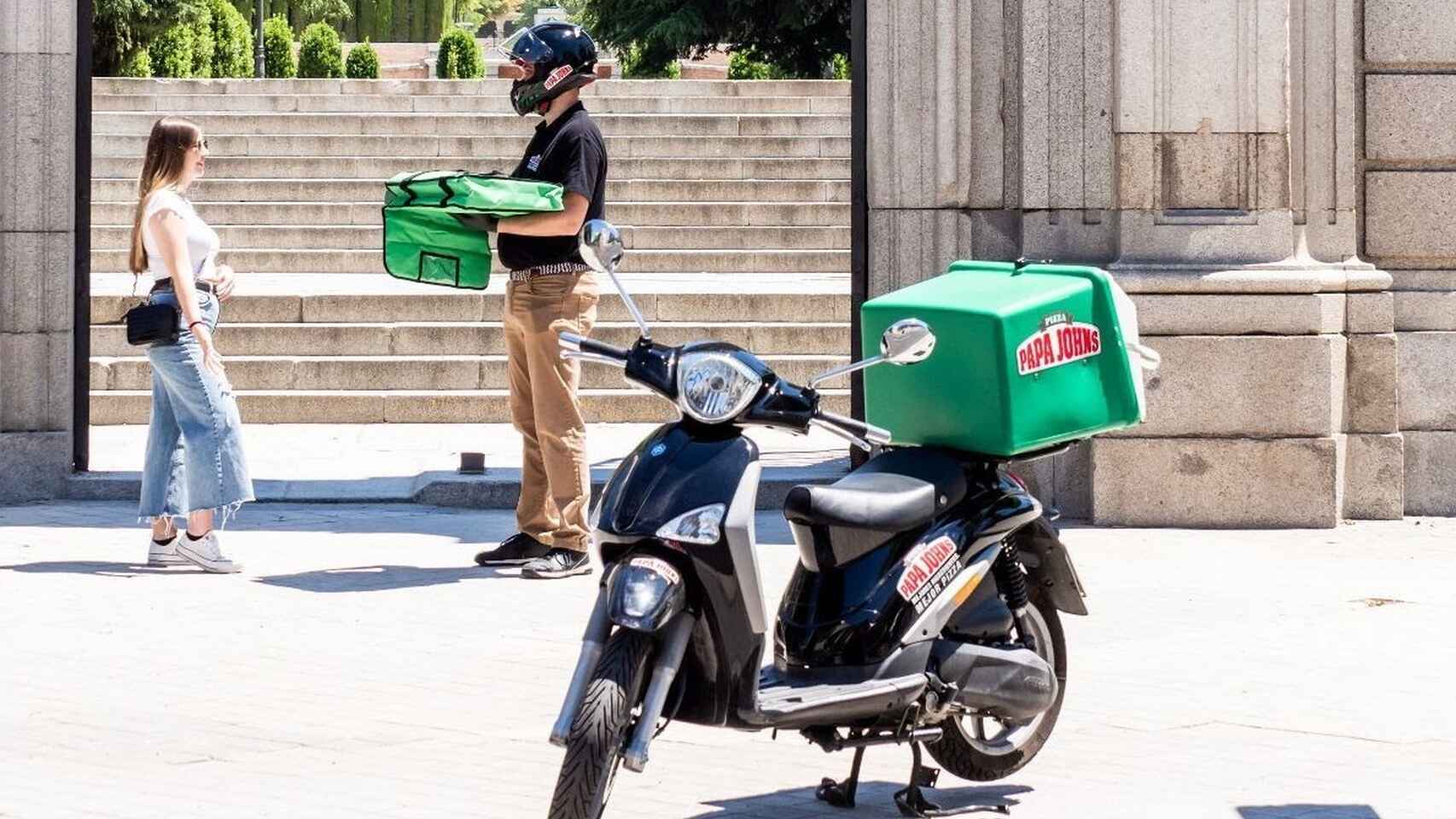 Papa John’s rescata la política de entregar pizzas en parques y calles en plena desescalada