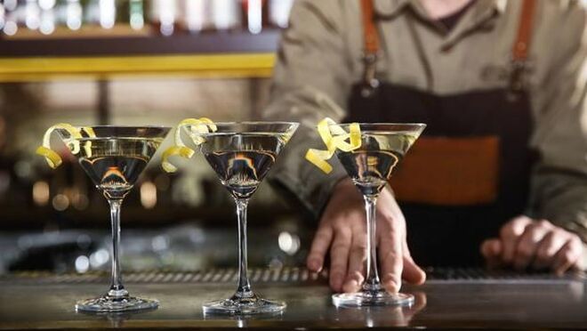 Los hosteleros denuncian que Sanidad «promueve el botellón»