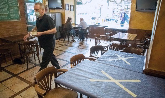 Bares y restaurantes echan mano de la creatividad para evitar contagios