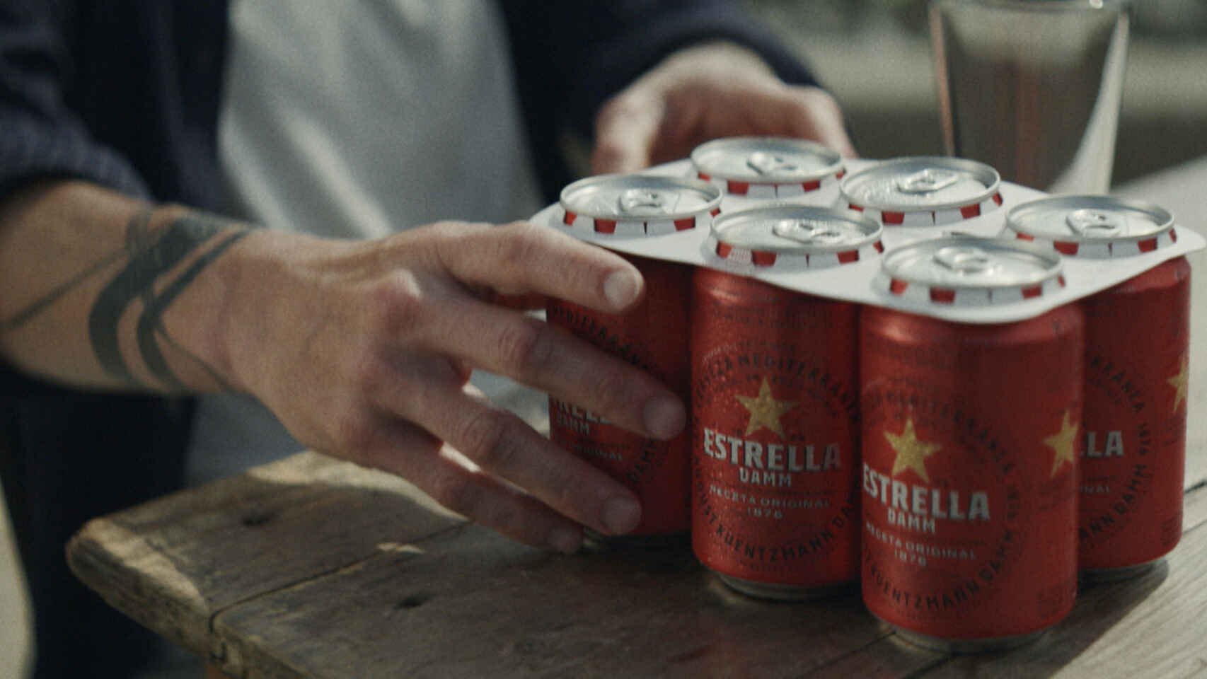 Estrella Damm eliminará las anillas de plástico de sus packs de cerveza este año