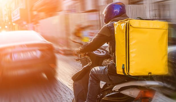 El delivery esprinta y se asoma a la meta de las fusiones